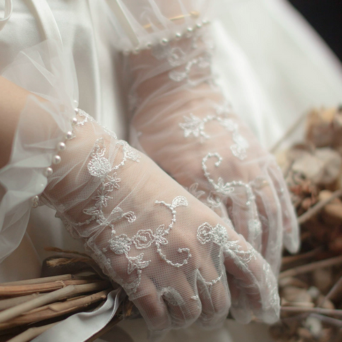 Light Grey Bridal Lace Wedding Gloves – Pearl-Embellished Floral Gloves
